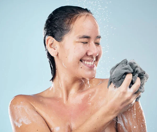Kadın Sabun Süngerle Duş Stüdyoda Cilt Bakımı Cilt Bakımı Mavi — Stok fotoğraf