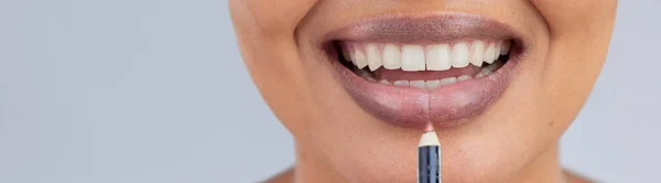 Makijaż Uroda Usta Kobiety Ołówkiem Studio Wellness Pielęgnacji Skóry Kosmetyków — Zdjęcie stockowe