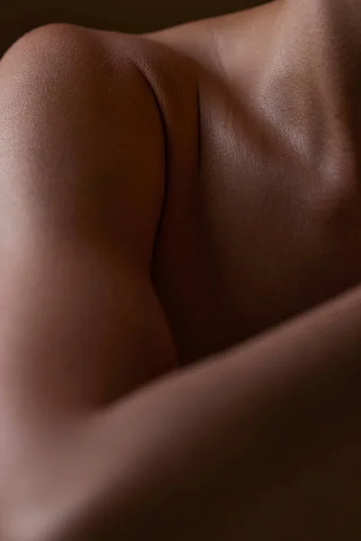 Тело Крупным Планом Здоровой Кожей Черной Женщины Плечо Естественное Свечение — стоковое фото