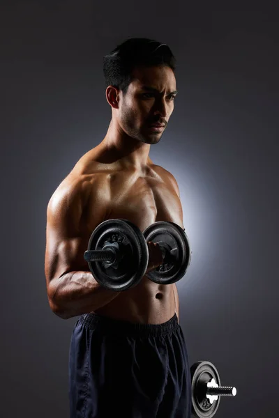 Pensando Escuro Homem Com Pesos Fundo Preto Para Músculo Aptidão — Fotografia de Stock