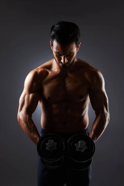 黑暗工作室和人与哑铃的挑战 手臂锻炼发展和训练的决心 健美运动员的进步 体育器材和在灰色背景下进行举重的运动员 — 图库照片