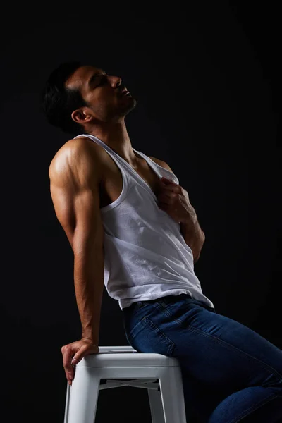 Sexy Musculoso Hombre Silla Sobre Fondo Negro Con Inspiración Fitness — Foto de Stock