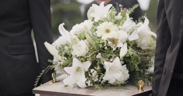 Nosit Rakev Květiny Lidi Pohřbu Truchlit Hřbitově Detailní Záběr Podpora — Stock video