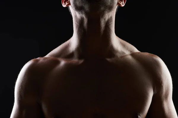 肌肉和男性背景为黑色 为健身灵感 美感或强烈的身体动力 暗影美学 男性体育模特或肌肉健美者在黑暗工作室照明 — 图库照片