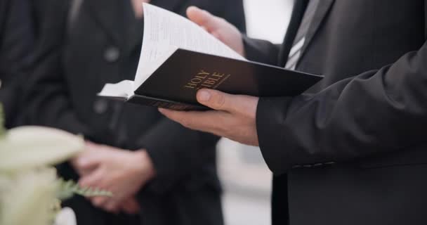 Bíblia Funeral Leitura Mãos Padre Para Religião Triste Luto Evento — Vídeo de Stock