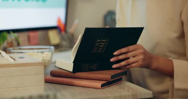 Biblia Religión Las Manos Leyendo Santo Libro Cristiano Para Adorar — Vídeos de Stock