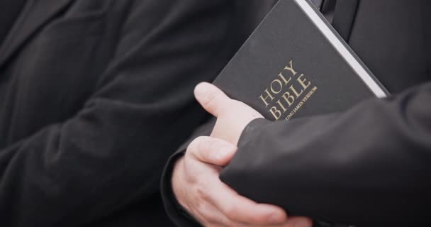Bíblia Funeral Mãos Perto Padre Para Religião Triste Luto Evento — Vídeo de Stock