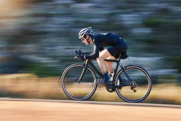 Desfoque Movimento Velocidade Ciclista Bicicleta Estrada Montanha Com Capacete Trilha — Fotografia de Stock