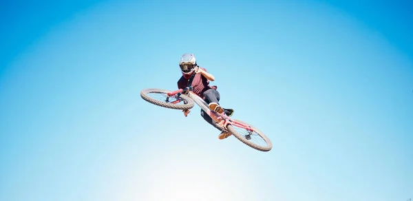 Sky Radfahren Und Eine Person Springen Freien Für Sport Training — Stockfoto