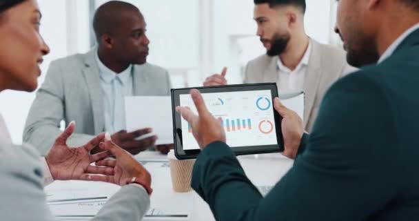 商界人士 平板电脑和会议营销统计 图表或图表讨论在办公室 关于工作场所数据分析 战略或整体分析技术的小组规划 — 图库视频影像