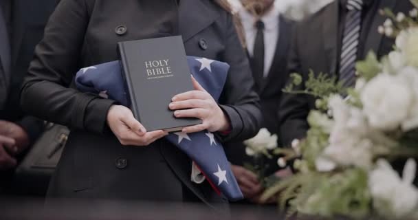 Χέρια Αμερικανική Σημαία Και Βίβλος Ένα Άτομο Μια Κηδεία Θρηνώντας — Αρχείο Βίντεο