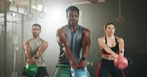 Pessoas Fitness Levantamento Peso Com Kettlebell Ginásio Classe Treino Exercício — Vídeo de Stock