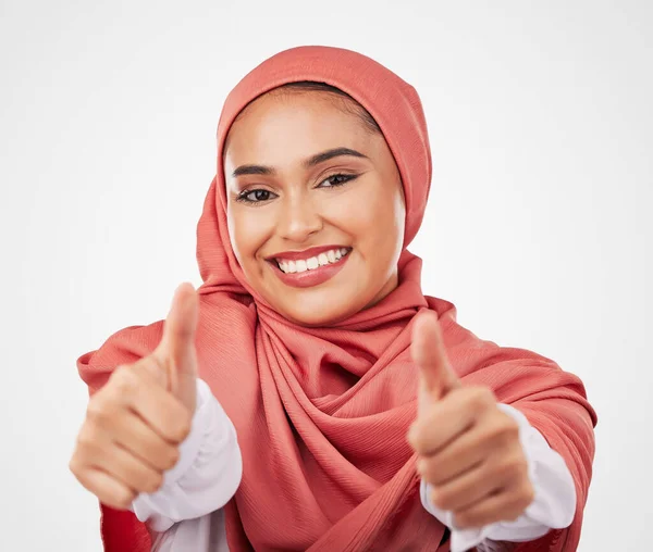 Muzułmanin Kobieta Kciuki Góry Ręce Zgoda Uśmiechem Portrecie Odizolowane Białym — Zdjęcie stockowe