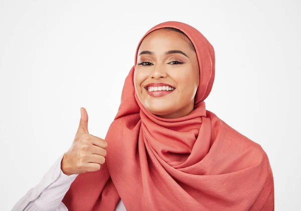 穆斯林妇女 肖像画和大拇指向上用头巾谢谢你 成功或赢得了工作室背景 快乐的女性 有着类似情调的长袍和围巾 在时尚方面的认可是可以的 — 图库照片
