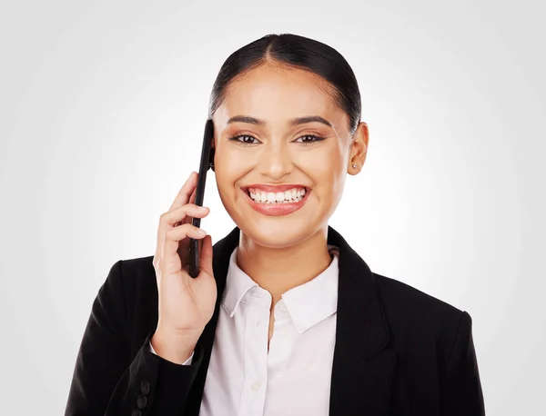 商业和妇女与电话通话网络 脸和数字工作室的白色背景 通过智能手机进行沟通 交谈和专业的微笑 — 图库照片