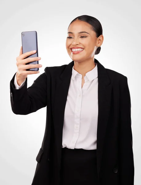 ディスカッション ネットワーキング スタジオの背景とのコミュニケーションで幸せなビジネス女性 ビデオ通話 オンライン会話のためのモバイルスマートフォンで話す女性または従業員の笑顔 — ストック写真
