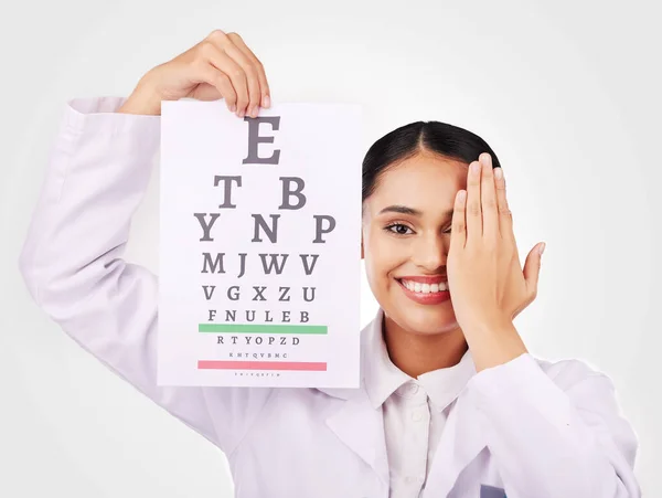 Resim Gülümseme Göz Testi Stüdyodaki Kadın Bir Göz Doktoruyla Görüş — Stok fotoğraf