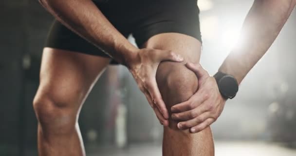 膝关节疼痛和人的手在健身房训练肌肉 问题或关节炎 联合推拿治疗纤维肌痛 骨质疏松症或骨质疏松的运动 伤害及腿 — 图库视频影像