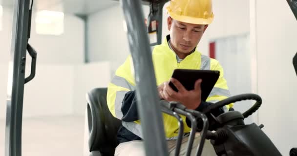 Tablet Engineering Vorkheftruck Met Man Magazijn Voor Communicatie Social Media — Stockvideo
