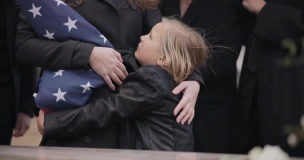 Usa Veterán Pohřeb Dítě Smutná Rodina Objetím Péče Vlajky Pro — Stock video