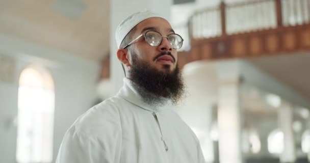Människa Tänkande Och Moské För Islam Religion Andlighet Eller Ramadan — Stockvideo