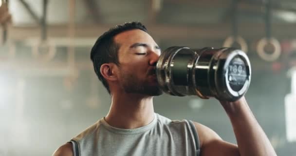 Glad Asiatisk Man Fitness Och Dricksvatten Efter Träning Motion Eller — Stockvideo