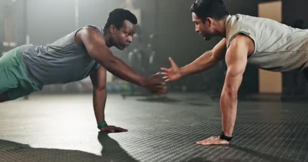 Mænd Pushup Sammen Til Fitness Gulvet Med Høj Fem Synergi – Stock-video