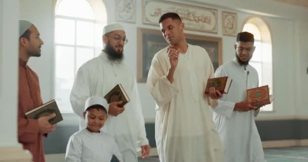Іслам Люди Ходять Кораном Мечеті Релігії Навчання Або Молитви Рамадан — стокове відео