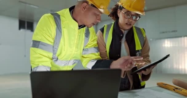 Инженерный Менеджер Планирование Команды Ноутбук Строительной Площадке Проектирование Чертежей Совместная — стоковое видео