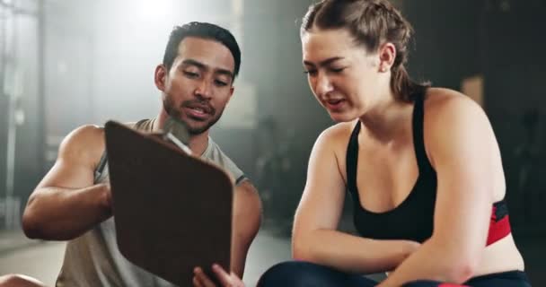 Homme Femme Presse Papiers Avec Écriture Dans Salle Gym Inscrivez — Video