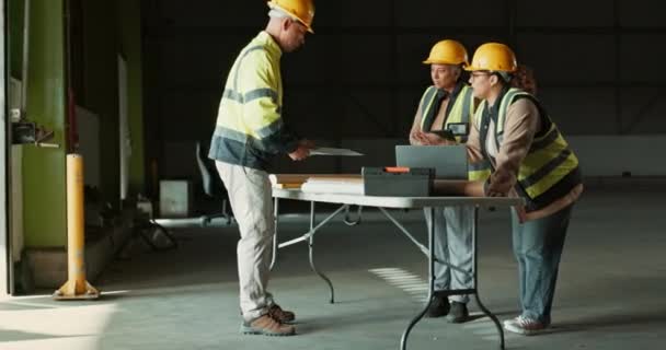 Mérnökök Csapatmunka Tervrajz Építkezésen Alaprajz Tervezés Tervezés Épület Felújításához Építészmérnök — Stock videók