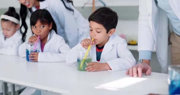 研究和教师与孩子们一起吹泡泡 实验室和化学实验的化学工程 为教育和分析提供物理液体的创新 学生和学校 — 图库视频影像