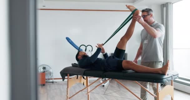 Fisioterapia Allenamento Allungamento Delle Gambe Con Una Fascia Resistenza Attrezzature — Video Stock