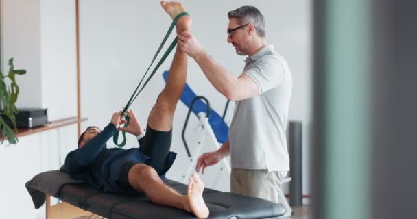 Fisioterapia Uomo Stiramento Muscolare Nelle Gambe Con Una Fascia Resistenza — Video Stock