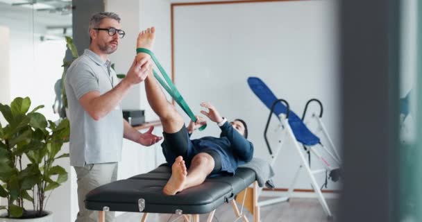 Физиотерапия Физиотерапия Мужчина Растягивает Ноги Помощью Полосы Сопротивления Оборудования Заживления — стоковое видео