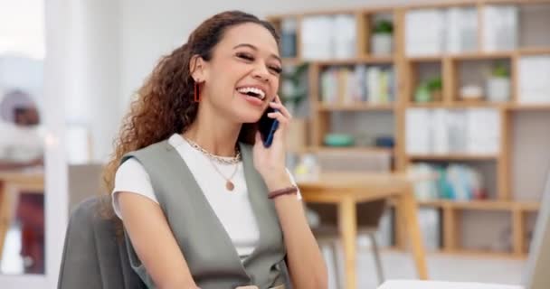 Affärskvinna Telefonsamtal Och Glad Kommunikation För Marknadsföring Nätverkande Och Rolig — Stockvideo