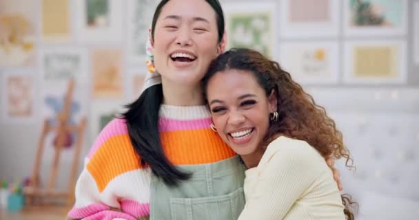 Gezicht Lachende Vrienden Vrouwen Knuffelen Huis Hechting Gezonde Interraciale Relatie — Stockvideo