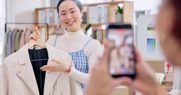 时尚影响者 电话和亚洲女人活的流线型服装 皮夹克设计或射击Vlog商业 手机录音 社交媒体应用和日本人解释零售产品 — 图库视频影像
