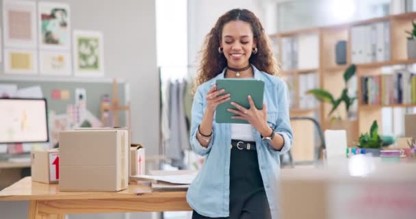 Wanita Kotak Dan Tablet Untuk Perkantoran Commerce Manajemen Saham Dan — Stok Video