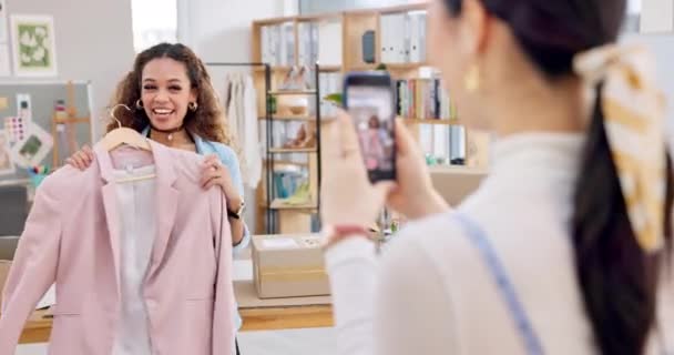 Fashion Influencer Smartphone Broadcast Happy Woman Small Business Owner Designer — Stock Video