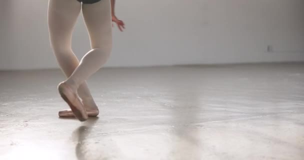 Bale Performansta Ayakkabı Bacaklar Stüdyoda Dans Veya Profesyonel Hareketler Balerin — Stok video