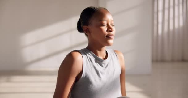 Black Woman Meditation Breathing Smile Thinking Mindset Peace Home Freedom — Stock Video