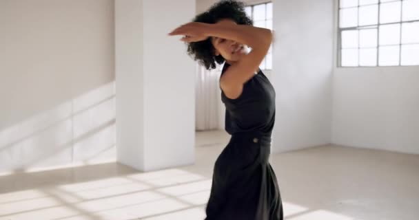Kobieta Taniec Praktyka Twórczego Spektaklu Lub Choreografii Szkolenia Studiu Baletowym — Wideo stockowe