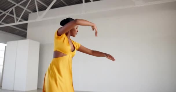 Dançando Vestido Uma Mulher Negra Para Desempenho Estúdio Arte Criativa — Vídeo de Stock