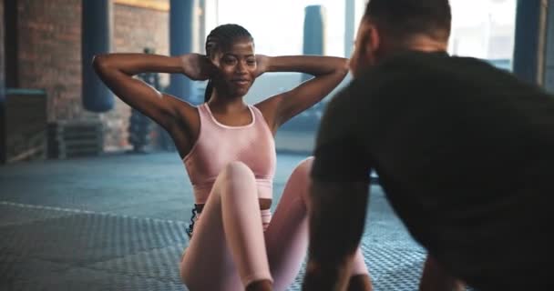 Apoyo Entrenador Personal Sentarse Mujer Haciendo Ejercicio Musculación Núcleo Gimnasio — Vídeo de stock