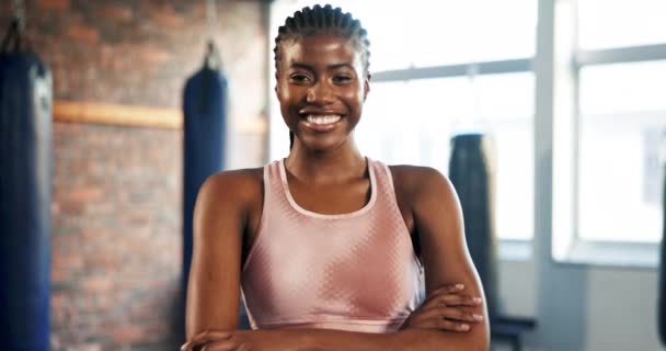为了健康 运动或锻炼 脸蛋和一个有胳膊的黑人妇女在体育馆里交叉出现 形象和对俱乐部的运动 训练或有氧运动充满信心的非洲人或运动员 — 图库视频影像