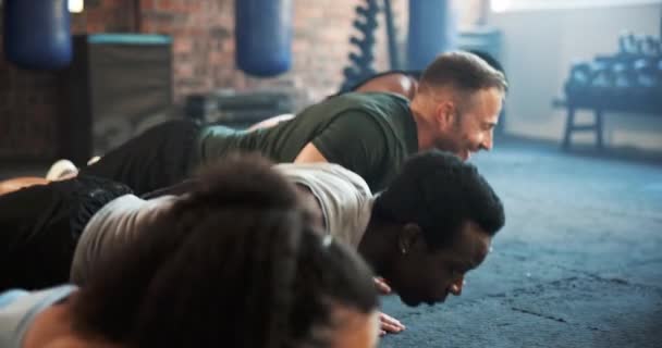 Gym Pessoas Empurrar Para Cima Classe Fazendo Exercício Musculação Braço — Vídeo de Stock