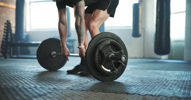 Langhantel Männer Und Gymnastikübungen Für Kreuzheben Trainingsherausforderung Und Workout Fitnessstudio — Stockvideo