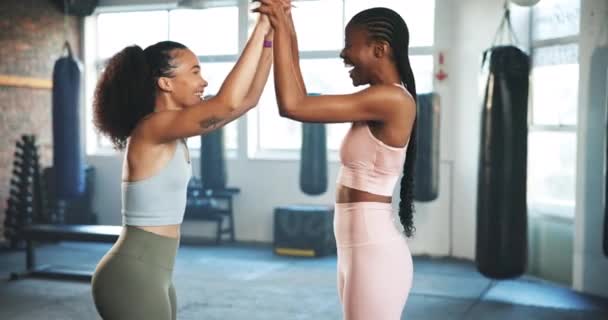 Femmes Fitness High Five Dans Salle Gym Pour Entraînement Exercice — Video