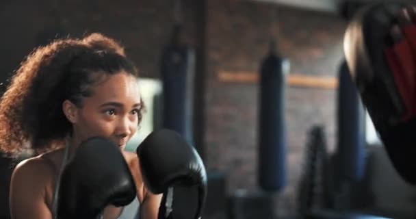 Boksör Spor Kadın Yumruk Eğitimi Kardiyo Desteği Pratik Güç Etkisi — Stok video